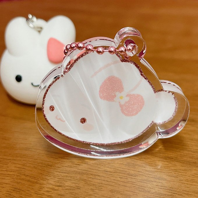 だいふくうさぎちゃんアクリルミニブロックキーホルダー(自立型)50mm届きました!引用元のフィギュア大サイズと同じくらい🐰✨

両面印刷で角度によって裏の絵が透けてしまいますがうさぎちゃんは嬉しそう👀
保護フィルムがついてるので剥がしてくださいね!🙏 