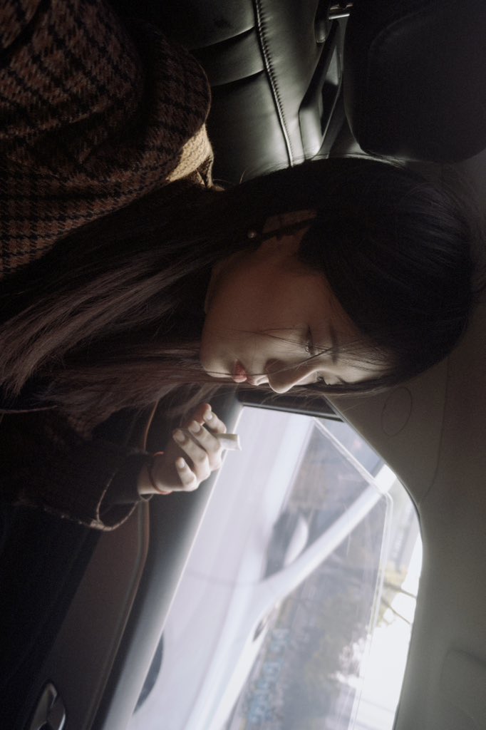 你充满了故事感
为什么你的眼睛常含泪水
因为你对这世态深感无奈