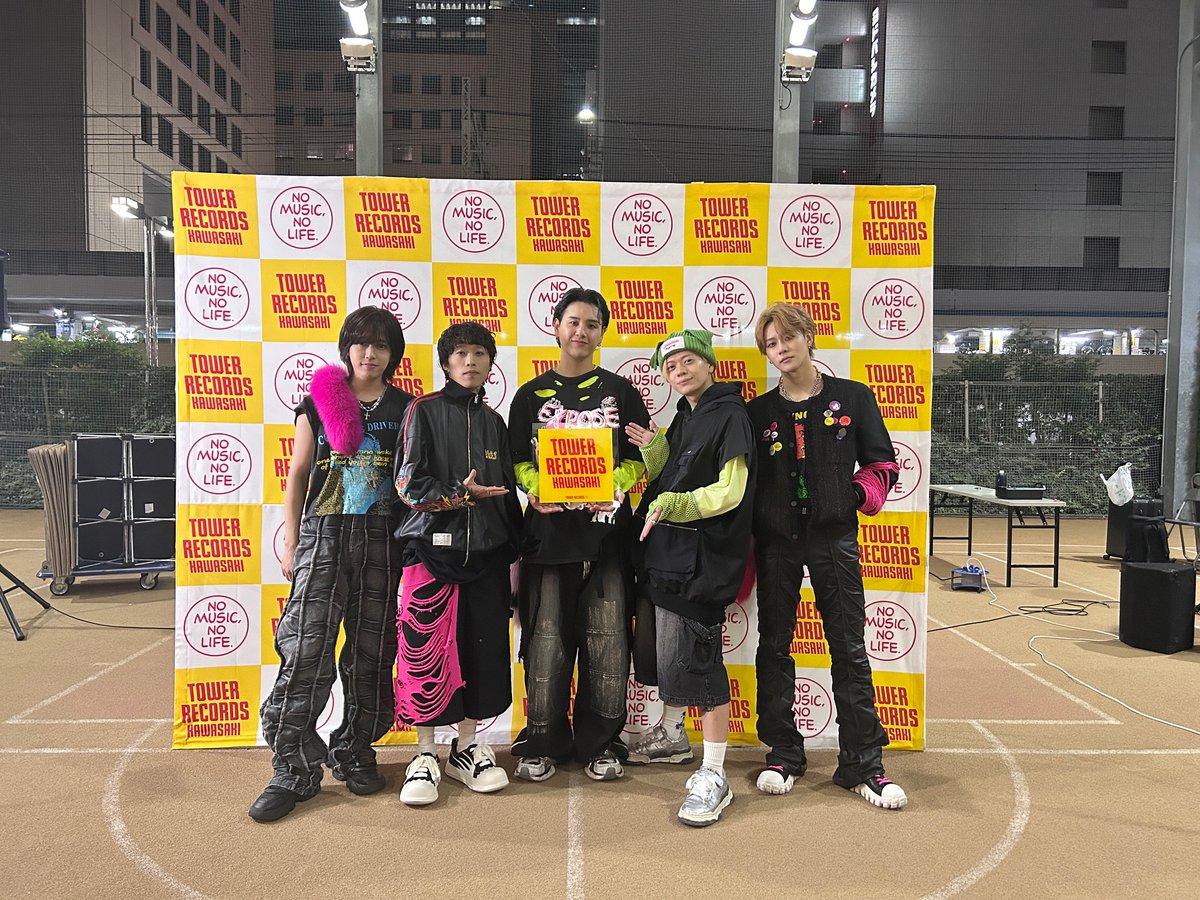 TOWER_Kawasaki's tweet image. 【#タワ崎イベント】
  
／
 #MADKID
12th SINGLE「Mad Pulse」発売記念イベント
＼

本日はイベントの開催ありがとうございました
寒さを吹き飛ばしてしまうほどの盛り上がりでした❤️‍🔥

イベント後のお写真いただきました📸
またよろしくお願いします！！