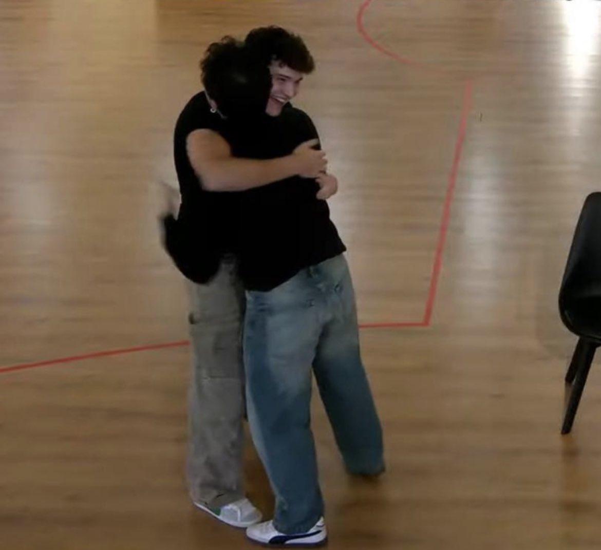 sí chicas tinho no puede con crespo no se soportan eh😓 se le nota a crespo en la cara la incomodidad de cuando martín le abraza😫😫😫 #OTDirecto23N