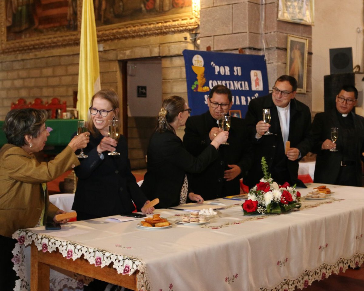 EmbEUAenBolivia's tweet photo. 🇧🇴🤝🇺🇸 En el #MesDePotosí celebramos la amistad entre Bolivia y EE.UU. con la devolución de dos pinturas coloniales robadas en 2002, ahora de regreso con ayuda de🇺🇸 a la Iglesia San Martín. Reafirmamos más de 175 años de cooperación y amistad. ✨
#USABolivia https://t.co/cx90ojJVhl