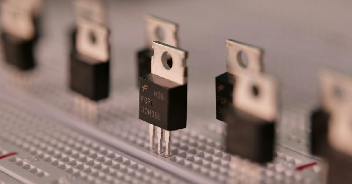 temha's tweet image. Transistör: Dünyayı Değiştiren Mikroskobik Devrim

Transistör, modern teknolojinin görünmeyen kahramanıdır. Bugün elimizdeki akıllı telefonlardan yapay zekâ sunucularına, otomobillerden uzay araçlarına kadar neredeyse tüm dijital sistemlerin temelinde bu küçük elektronik bileşen…