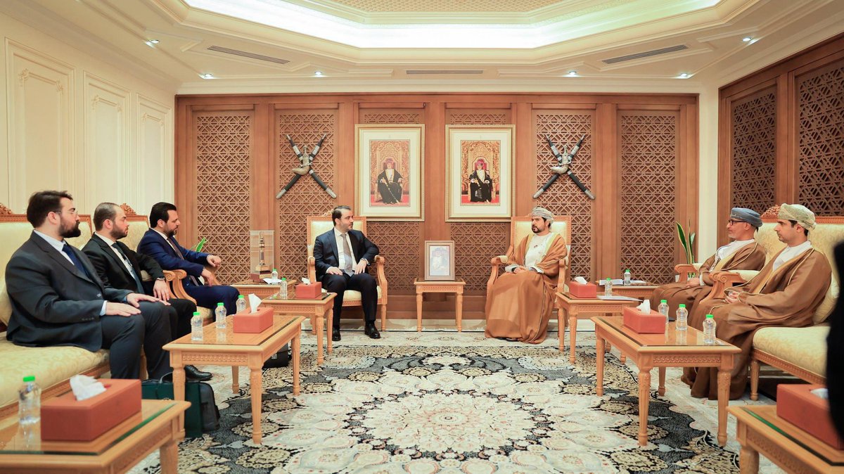 التقى وزير الخارجية والمغتربين السيد أسعد حسن الشيباني في العاصمة العمانية مسقط وزير التجارة والصناعة وترويج الاستثمار السيد قيس اليوسف.
وتناول الجانبان خلال اللقاء سبل تعزيز التبادل التجاري بين البلدين الشقيقين، والتعاون في عملية إعادة بناء سوريا الجديدة.