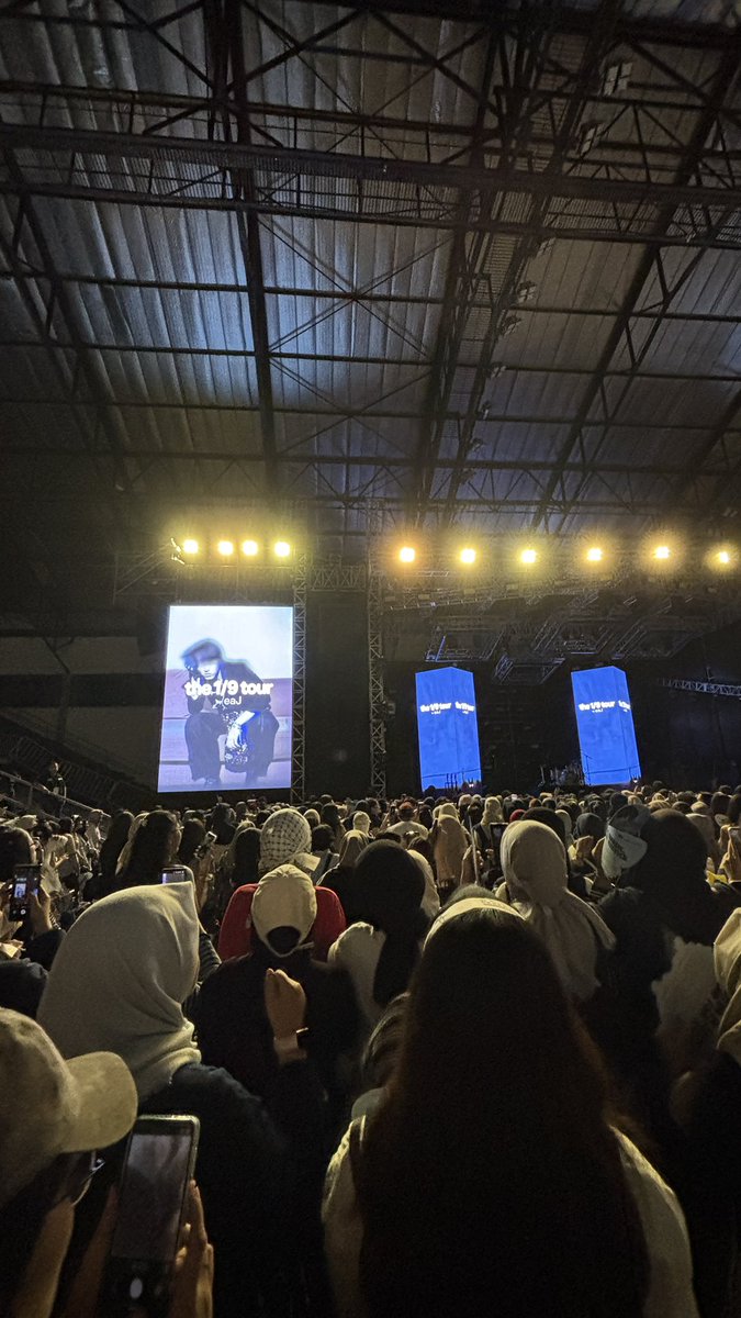 ga percaya pernah di posisi se minus ini, twit gembokan takut jadi buron. 3 taun kemudian bisa ketemu di his own concert🥹💓