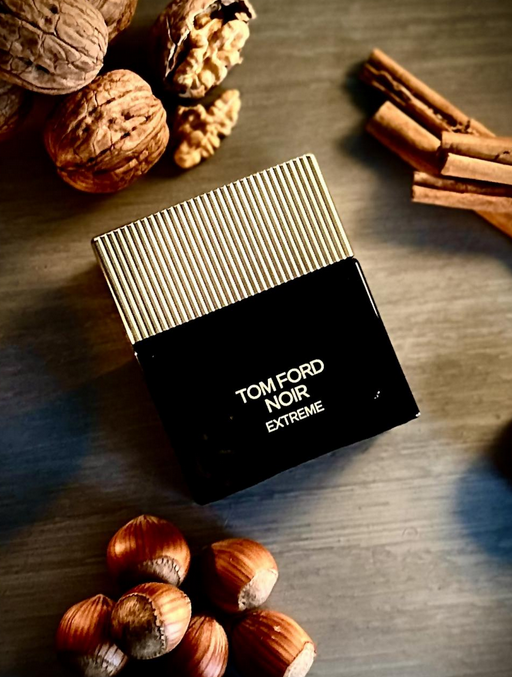 این عطر Tom Ford Noir Extreme یه شروع هلی خوب داره  که به تدریج با نارنگی و زعفرون شیرین‌تر میشه. این شیرینی وسط عطر یه رایحه آلبالوییه که منو یاد شربت  سرفه اکسپکتورانت میندازه، شبیه شربت‌های توت فرنگی سن‌ایچ! پایان چوبی/وانیلی عطر قابل قبوله.

کاش اون حس آلبالویی وسطش رو نداشت.