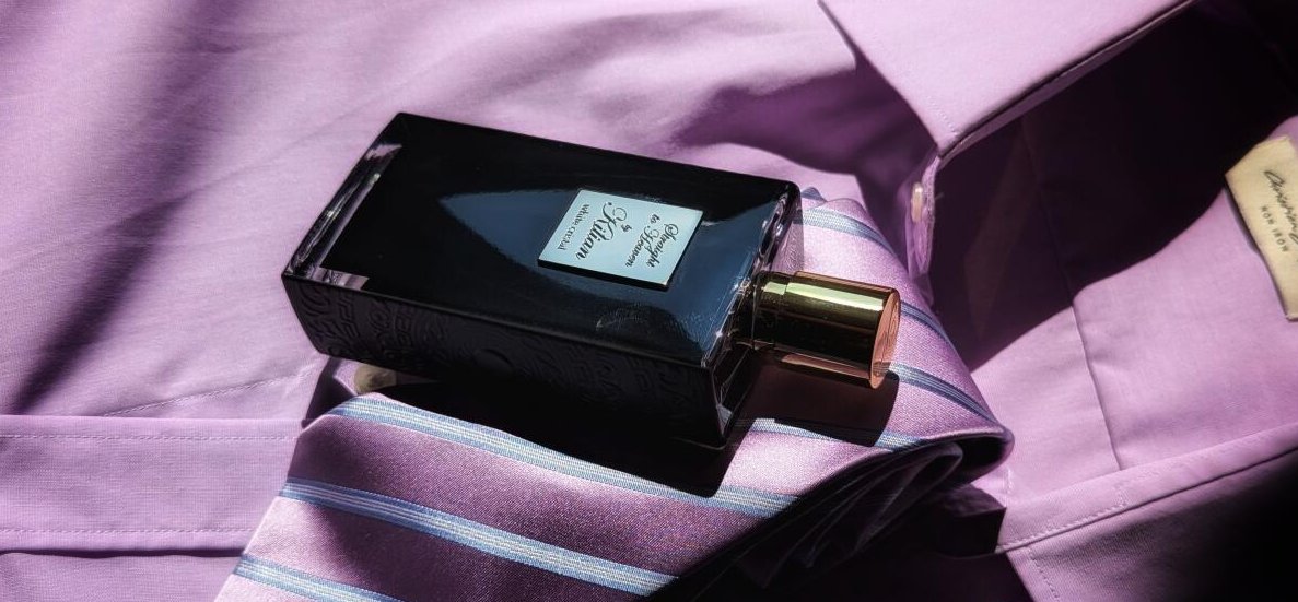 باز هم یه عطر بد دیگه از کیلیان. باز هم همون تم تکراری بوزی/شیرین این بار تو یه فضای خاکی و کمی ادویه‌ای. بسیار بی‌کیفیت و پیش‌پاافتاده. 

🤮 Straight to Heaven - By Kilian