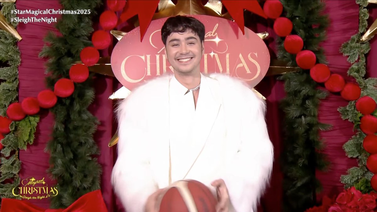 KapamilyaTFC's tweet photo. #AnthonyJennings walks down the red carpet in white! 😍

Catch your fave #StarMagic artists on #StarMagicalChristmas2025 LIVE via Star Magic YT and #iWant! ▶️✨

📸 via Star Magic/ YouTube

#SleighTheNight https://t.co/S6zft7x7Bo