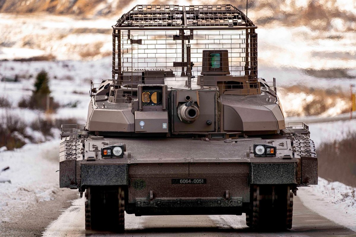 Stevius21's tweet image. Char Leclerc en mode cope cage mais un blindage cage limité car ne protégeant que le haut de la tourelle.