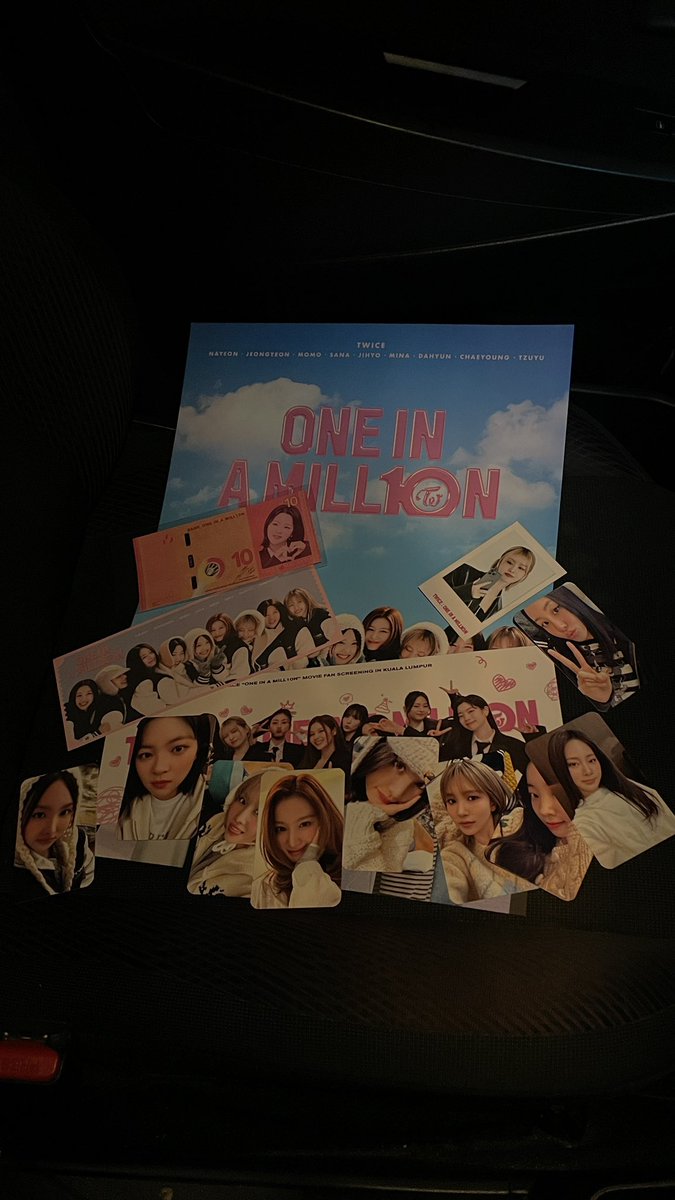 ItsmeFisa's tweet photo. Twice One In A Million at GSC Lalaport yesterday 😙 https://t.co/QJta4XCFfq