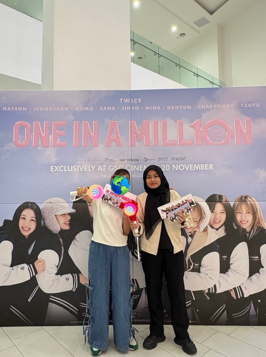 ItsmeFisa's tweet photo. Twice One In A Million at GSC Lalaport yesterday 😙 https://t.co/QJta4XCFfq