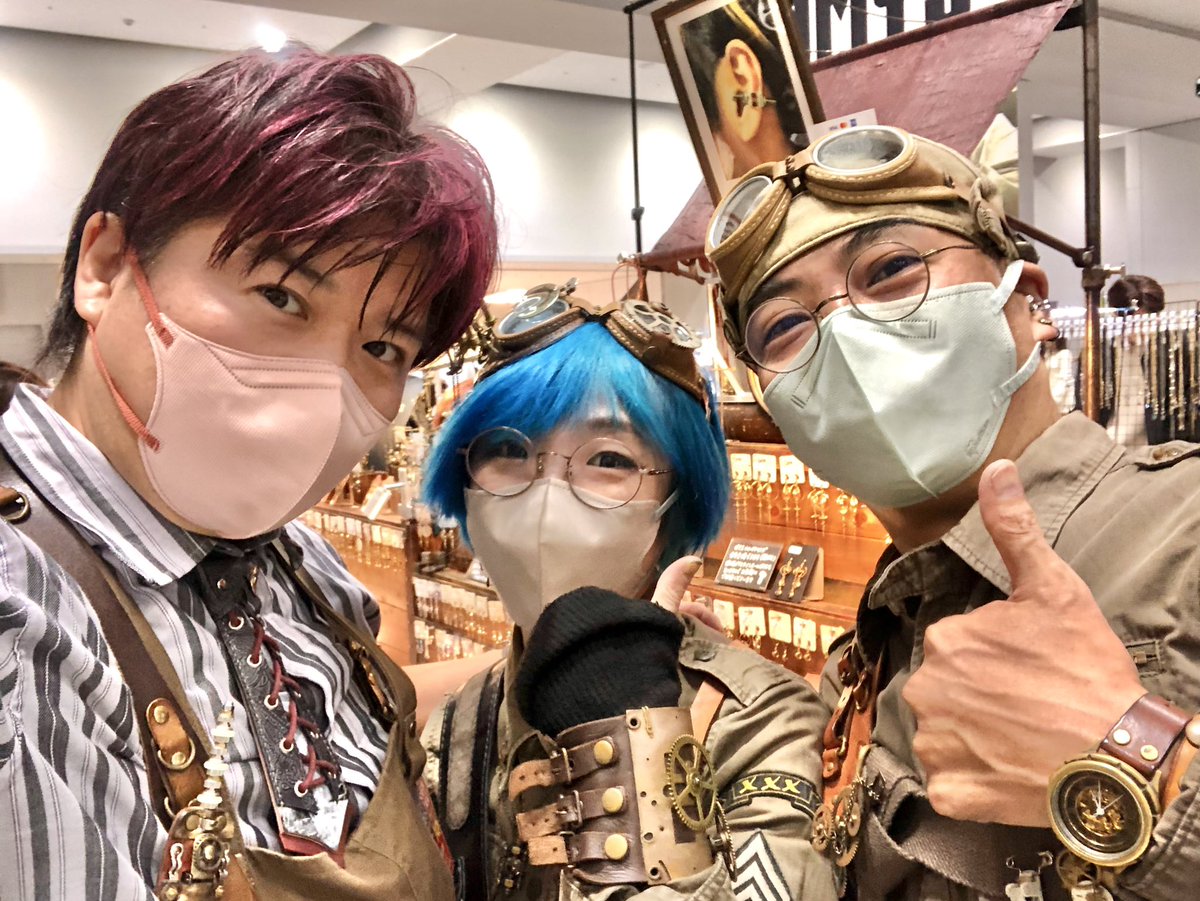 handmano's tweet image. ↓
#デザフェス62 レポ
久々にお会い出来たDAMYS(@damico66)のお二人とパチリ📸
カラフルヘアーはスチームパンクの差し色にもいいゾ！
x.com/handmano/statu…