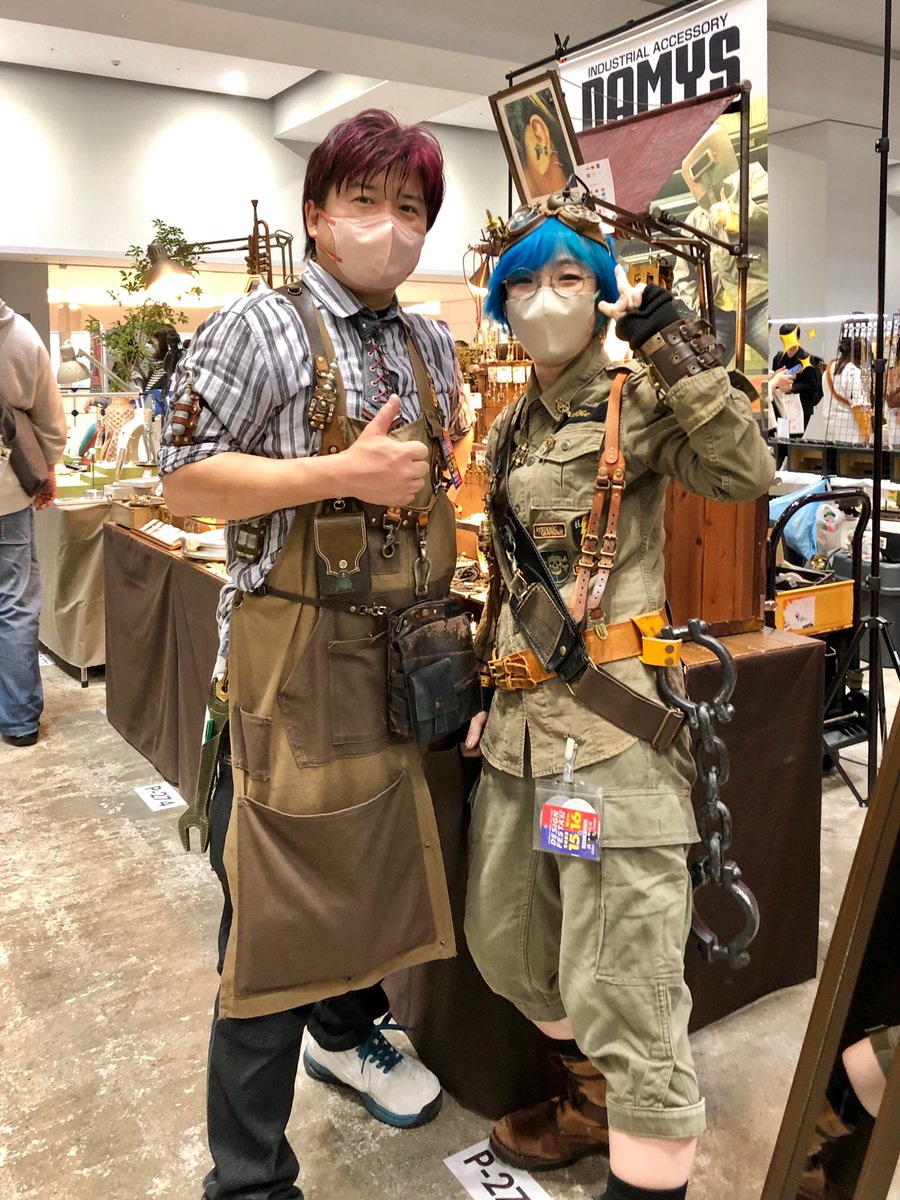 handmano's tweet image. ↓
#デザフェス62 レポ
久々にお会い出来たDAMYS(@damico66)のお二人とパチリ📸
カラフルヘアーはスチームパンクの差し色にもいいゾ！
x.com/handmano/statu…