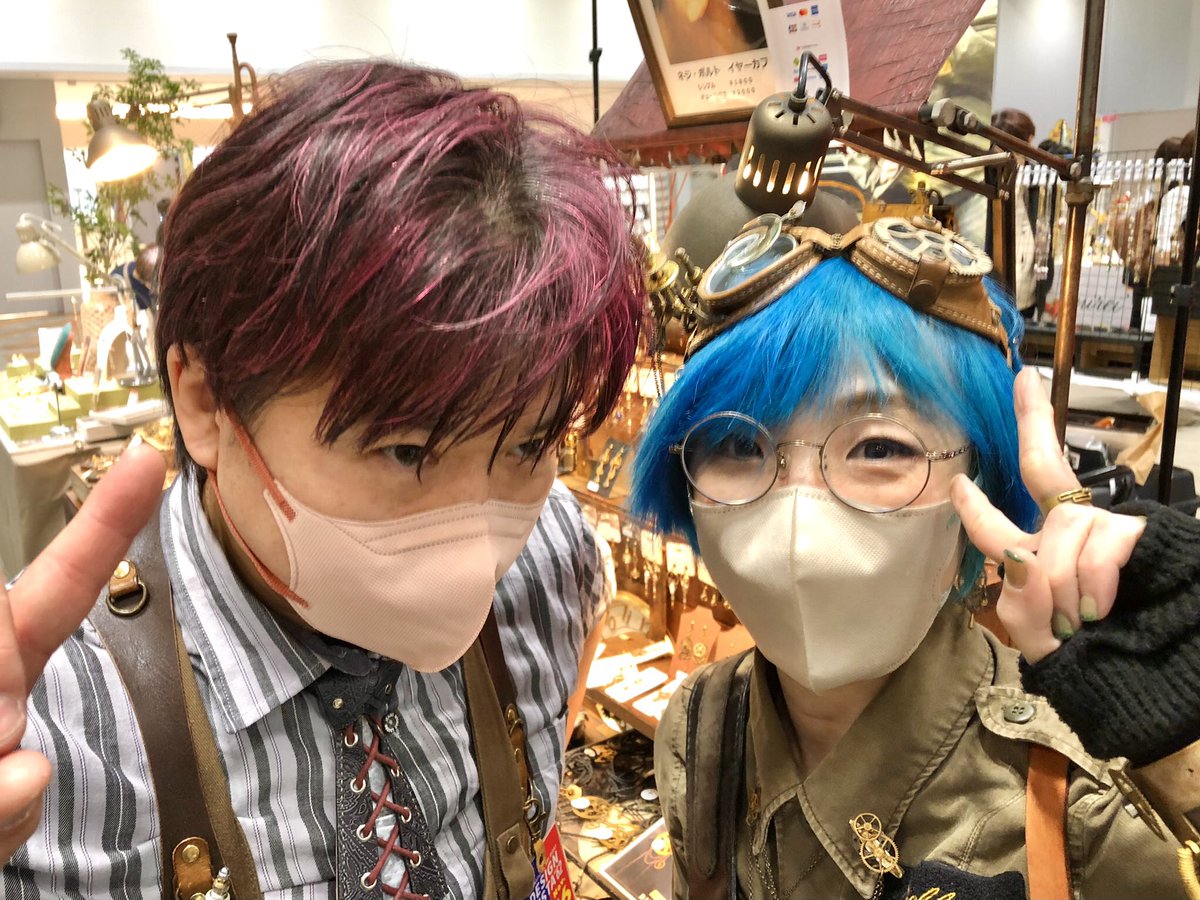 handmano's tweet image. ↓
#デザフェス62 レポ
久々にお会い出来たDAMYS(@damico66)のお二人とパチリ📸
カラフルヘアーはスチームパンクの差し色にもいいゾ！
x.com/handmano/statu…