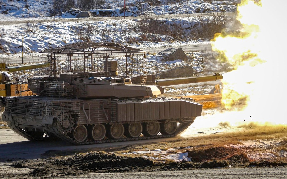 Stevius21's tweet image. Char Leclerc en mode cope cage mais un blindage cage limité car ne protégeant que le haut de la tourelle.