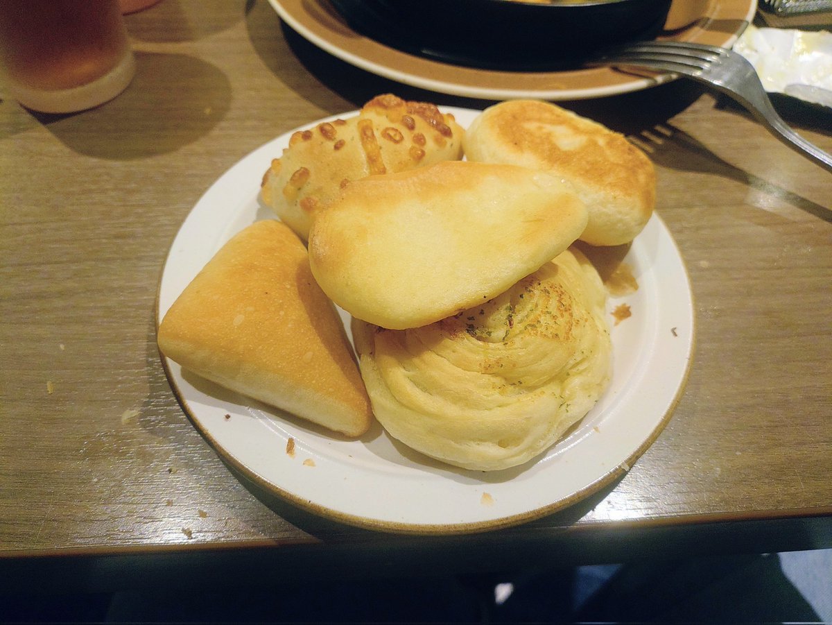 夜はパン！パン！パパン！
5皿ぐらい食って死ぬほど腹一杯になった🤣