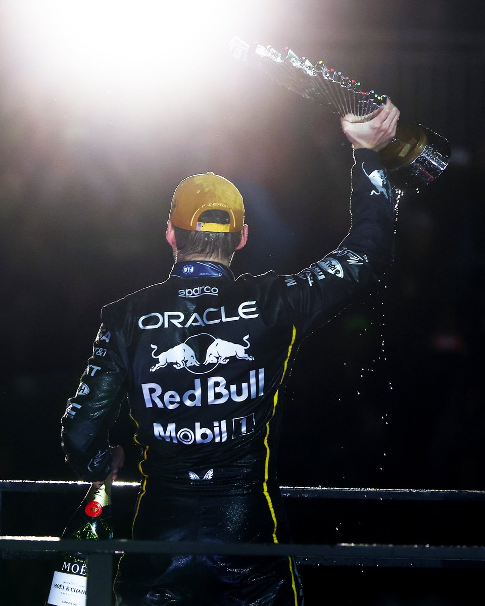 VerstappenCOM's tweet image. 👋 Buckle up, the season finale is about to get wild 🥵