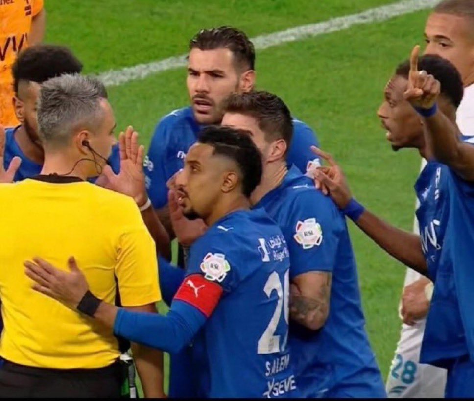 "قروب مزنة ولطيفة"

كتبت لطيفة بالقروب :
"يا كثر ما تتشكي أنتي وعيالك، ليه رونالدو يحتج على الحكم، هذا فريقك كله يعترض على الحكم، وش رأيك بالصورة"؟
ردت مزنة :
"تراكي فاهم الموضوع غلط، اللعيبة ما يحتجوا عليه، كل واحد منهم يقول للحكم "العشا عندي بعد المباراة، قل تم".

دوكم🌹