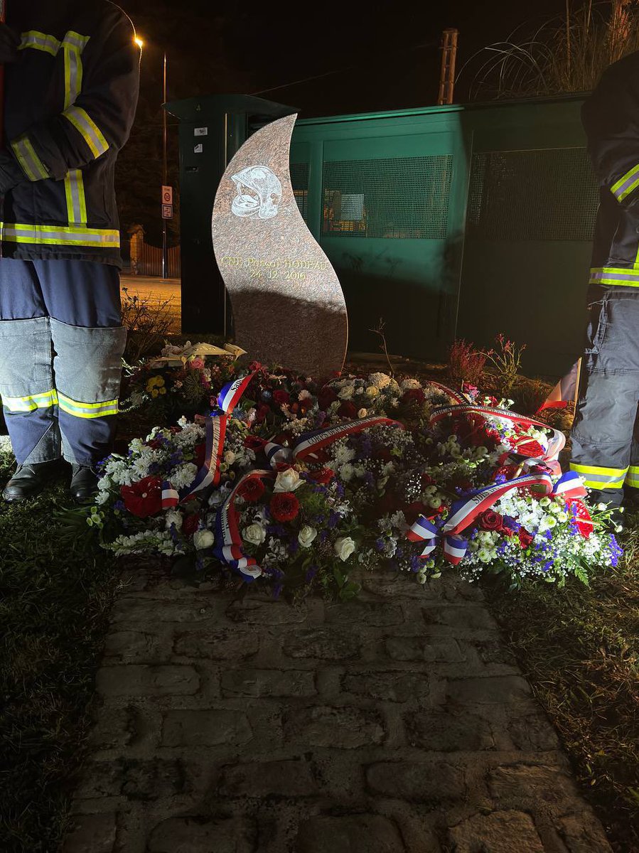 NathCarvalho91's tweet photo. J’ai assisté, vendredi soir, à la cérémonie d’hommage au Capitaine honoraire Pascal Hodeau, sapeur-pompier volontaire au centre d’incendie et de secours de #millylaforet durant 36 ans, qui est décédé en service le 24 décembre 2016. https://t.co/f6KZBVXpHj