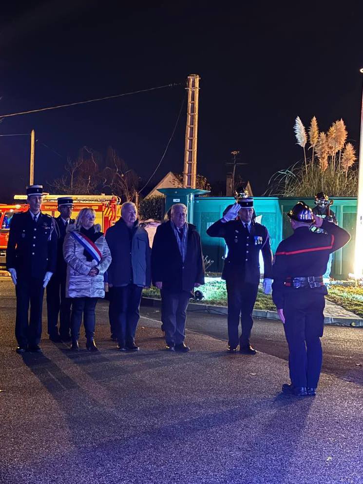 NathCarvalho91's tweet photo. J’ai assisté, vendredi soir, à la cérémonie d’hommage au Capitaine honoraire Pascal Hodeau, sapeur-pompier volontaire au centre d’incendie et de secours de #millylaforet durant 36 ans, qui est décédé en service le 24 décembre 2016. https://t.co/f6KZBVXpHj