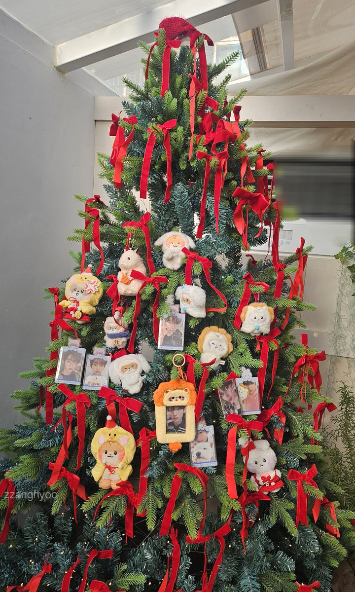 zzanghyoo's tweet image. 아무도 없는틈에 트리 점령해버림🫣
#하니니모임중 #제로즈모임 #zhanghao #zb1 #하니니 #zerobaseone #유니니 #비니니 #제로니