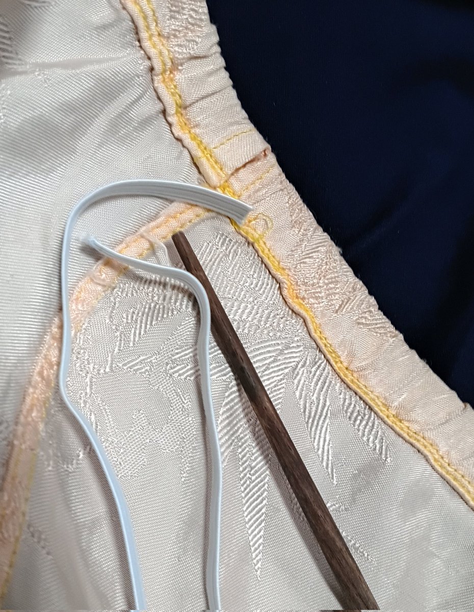 hypertt1's tweet image. วันซ่อมผ้า... กางเกงแพรขาสั้นตอนซื้อ 400 บาท เราว่าแพงมากนะ ใช้มาสิบกว่าปี สีซีดแต่เนื้อผ้ายังดี นุ่ม เย็นสบาย มี 3 ตัวใส่สลับกันไป ตัวนี้เปลี่ยนยางยืด 2 รอบละ 
เสื้อผ้าเหมือนความสัมพันธ์ ถ้าเราเห็นคุณค่าก็อยากซ่อมแซมรักษาให้อยู่ไปนานๆ
ปล.ยางยืดวีนัสคุณภาพดีมาก