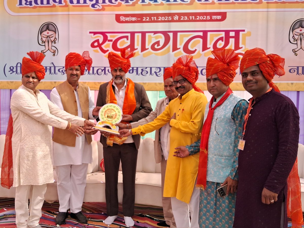 maansinghbarath's tweet image. श्रीयादे प्रजापत समाज सेवा संस्थान मेवाड़ मंदिर मंडल फरारा चौंखला द्वारा नाथद्वारा शहर के लालबाग स्थित दामोदर स्टेडियम में आयोजित समाज का द्वितीय सामूहिक विवाह महोत्सव में सम्मिलित हुआ
 इस कार्यक्रम में संस्थान के अध्यक्ष किशनलाल जी प्रजापत सहित समाजजन मौजूद