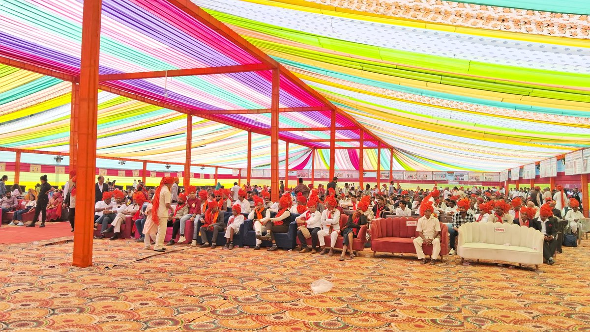 maansinghbarath's tweet image. श्रीयादे प्रजापत समाज सेवा संस्थान मेवाड़ मंदिर मंडल फरारा चौंखला द्वारा नाथद्वारा शहर के लालबाग स्थित दामोदर स्टेडियम में आयोजित समाज का द्वितीय सामूहिक विवाह महोत्सव में सम्मिलित हुआ
 इस कार्यक्रम में संस्थान के अध्यक्ष किशनलाल जी प्रजापत सहित समाजजन मौजूद