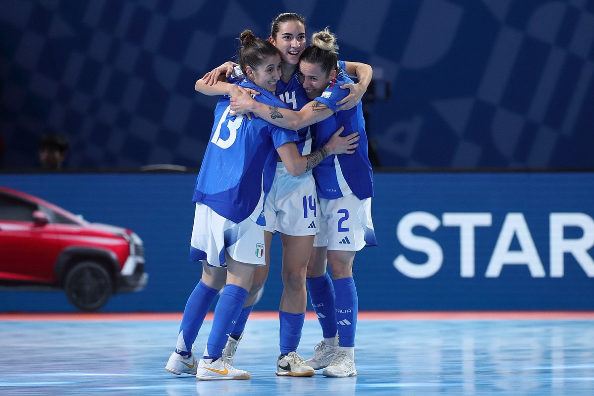 FIGC's tweet image. Debutto straordinario delle #Azzurre nel primo storico Mondiale di #Futsal: 17-0 a Panama 💙

Brave Ragazze!!! 🙌🏻

🔜 26/11 🇧🇷🇮🇹 Brasile-ITALIA, ore 13.30 
🔜 29/11 🇮🇷🇮🇹 Iran-ITALIA, ore 10 

#FutsalWWC