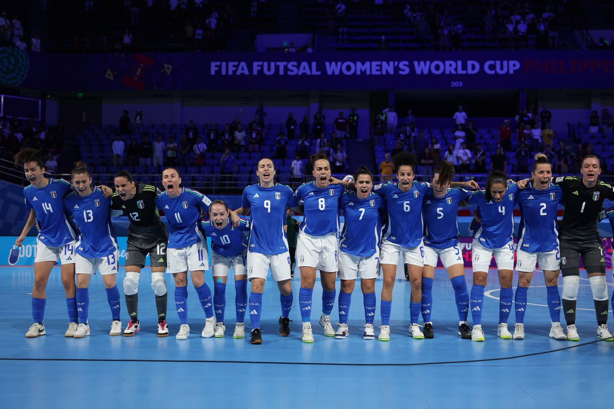 FIGC's tweet image. Debutto straordinario delle #Azzurre nel primo storico Mondiale di #Futsal: 17-0 a Panama 💙

Brave Ragazze!!! 🙌🏻

🔜 26/11 🇧🇷🇮🇹 Brasile-ITALIA, ore 13.30 
🔜 29/11 🇮🇷🇮🇹 Iran-ITALIA, ore 10 

#FutsalWWC