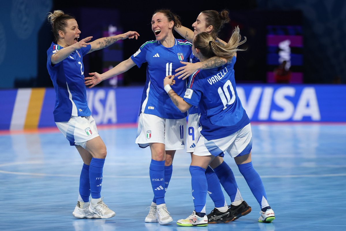 FIGC's tweet image. Debutto straordinario delle #Azzurre nel primo storico Mondiale di #Futsal: 17-0 a Panama 💙

Brave Ragazze!!! 🙌🏻

🔜 26/11 🇧🇷🇮🇹 Brasile-ITALIA, ore 13.30 
🔜 29/11 🇮🇷🇮🇹 Iran-ITALIA, ore 10 

#FutsalWWC
