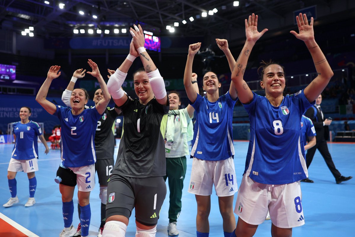 FIGC's tweet image. Debutto straordinario delle #Azzurre nel primo storico Mondiale di #Futsal: 17-0 a Panama 💙

Brave Ragazze!!! 🙌🏻

🔜 26/11 🇧🇷🇮🇹 Brasile-ITALIA, ore 13.30 
🔜 29/11 🇮🇷🇮🇹 Iran-ITALIA, ore 10 

#FutsalWWC
