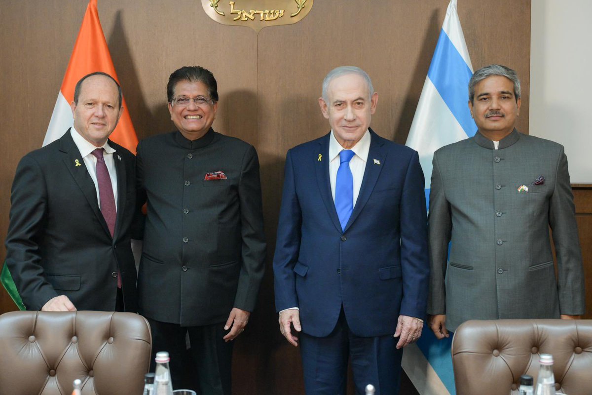 timesofindia's tweet image. #InPics | Union Minister #PiyushGoyal meets #BenjaminNetanyahu, Prime Minister of #Israel.

They discussed boosting trade, technology, and innovation ties, launching FTA talks, and strengthening India–Israel cooperation across key sectors.