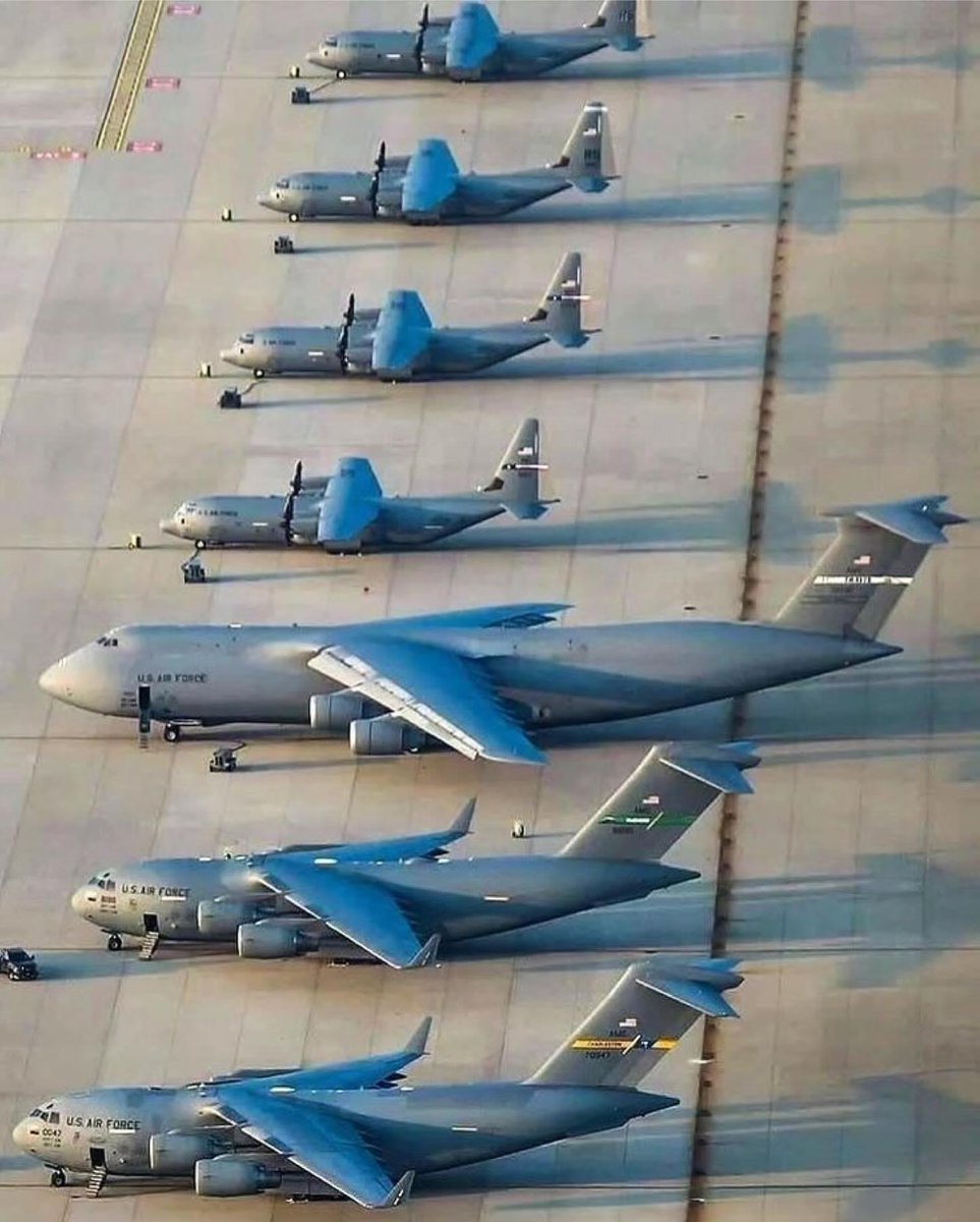 Os puedo asegurar que el C-17 Globemaster III no es un avión pequeño, pero es que al lado del C-5M Galaxy parece de juguete, ya no digamos el C-130 Hércules. Y es que el C-5M se diseñó para ser el mayor avión de la flota de la USAF, capaz de llevar cargas tan pesadas como dos
