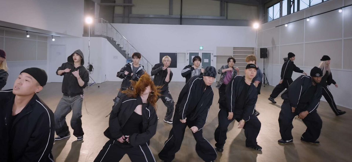 leejang1025's tweet image. 아 진짜 해도해도 너무 하다 싶다는 생각 안드세요?콘서트때 웅장하게 하고 싶어서 그때는 댄서분들 쓰는거 이해했지만 이건 아닌데 왜 자꾸 댄서를 쓰세요? 음방때도 이해가 안됬는데 이제 안무 연습 영상까지도 댄서가 나오고 애들 구분할수 있게 해주던가 @Stray_Kids