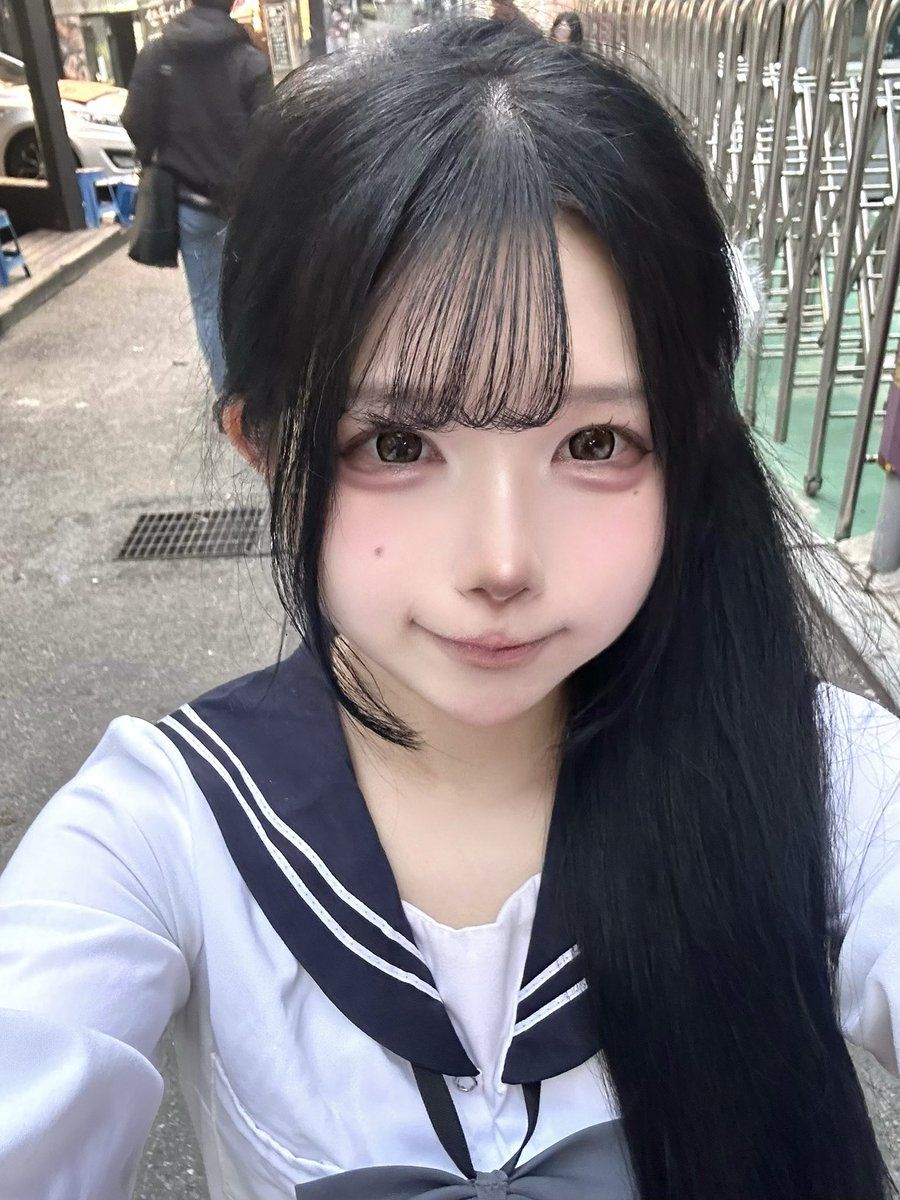 chui_nim's tweet image. 25.11.23

홍대 길거리 세라복녀((엥
오늘도 해냈쩌요.아힘들어💦 이제 슬슬 흑발에 적응되고잇어염ㅎㅎㅎㅎ어때?! 그리고 세라복 빌여주신 모카님 정말 감사합니다😍 다음 라이브는 다음주 터요일인데 그땐 뮤슨머리하지...추천부탁드료요? 그럼다들안농🫡