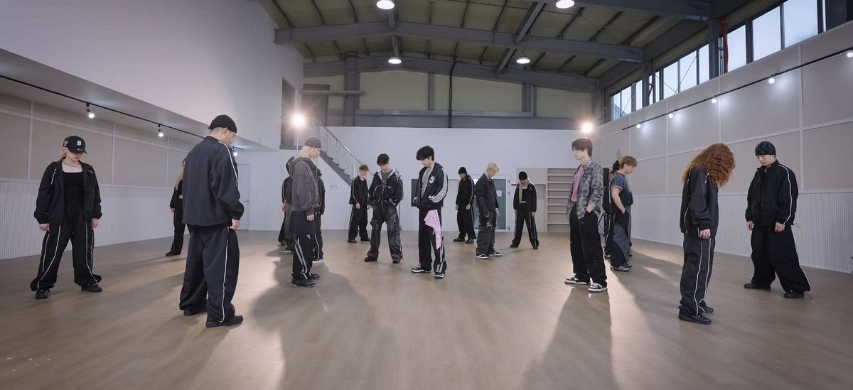 leejang1025's tweet image. 아 진짜 해도해도 너무 하다 싶다는 생각 안드세요?콘서트때 웅장하게 하고 싶어서 그때는 댄서분들 쓰는거 이해했지만 이건 아닌데 왜 자꾸 댄서를 쓰세요? 음방때도 이해가 안됬는데 이제 안무 연습 영상까지도 댄서가 나오고 애들 구분할수 있게 해주던가 @Stray_Kids