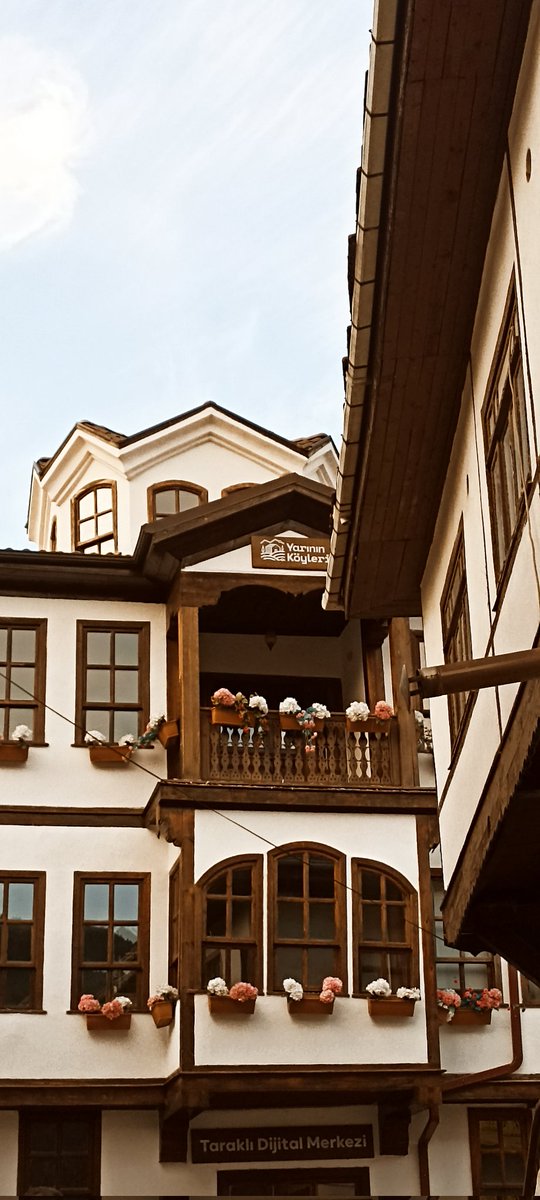_aysee61's tweet photo. Çiçekli balkonlar hayatı süsleyen küçük detaylar 🙂‍↕️🌸 https://t.co/bvcf1Iz0sn