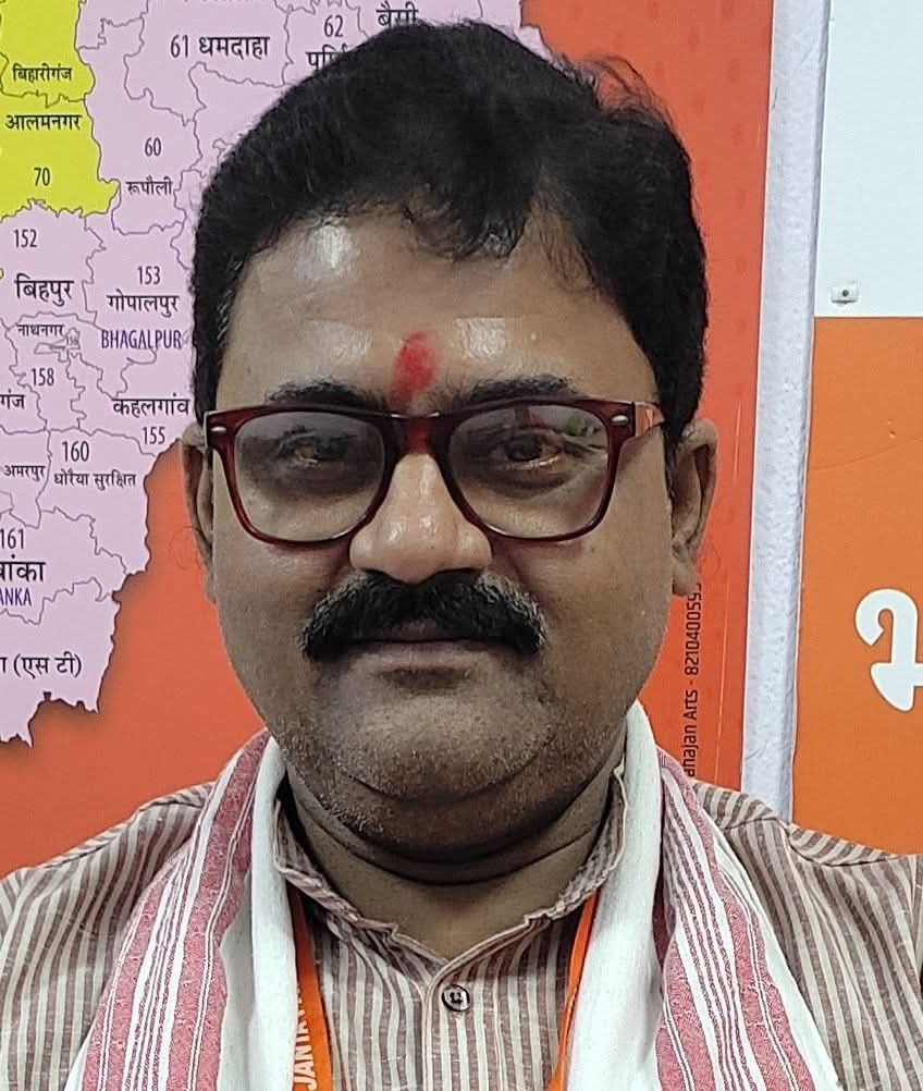 anandpathak76's tweet image. हाँ ये सच है इस दुनिया में सच्चे शख्स को, झूठे शख्स से ज्यादा सफाई देनी पडती है। किसी इंसान के झूठा होने के लिये इतना ही काफ़ी है, वो कहता कुछ और करता कुछ और है। झूठे लोग आगे बढ़ गये, और हम बेवकूफ़ सच बोलते रह गए।#आनंद_पाठक