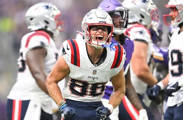 LosTalksPats's tweet image. #Patriots rookie WR Efton Chism’s spot on the 48-man game-day roster is “in jeopardy” with the offense back to full health, per @MikeReiss.

Chism had been active for 5 of the last 6 games, but he will most likely revert back to being a routine healthy scratch.