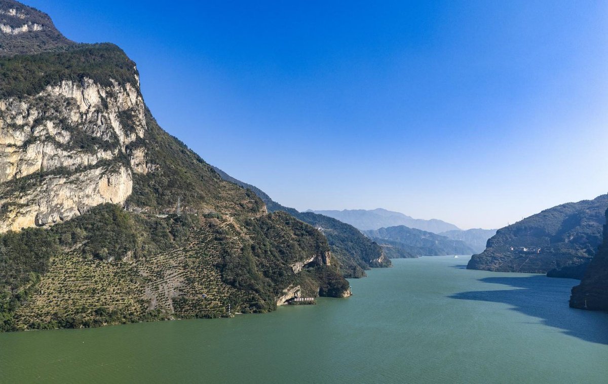 GorgeousYichang's tweet image. From the cliffs of Xiling Gorge to the cruise ships on the Yangtze, this photo series highlights some of Yichang’s most recognizable sights, including Puppy Mountain and the Three Gorges Dam. 🚢
#XilingGorge #ThreeGorgesDam #NaturalWonders #PuppyMountain