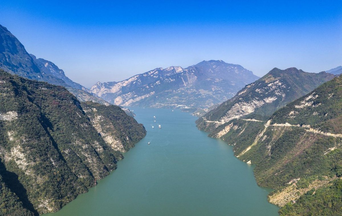 GorgeousYichang's tweet image. From the cliffs of Xiling Gorge to the cruise ships on the Yangtze, this photo series highlights some of Yichang’s most recognizable sights, including Puppy Mountain and the Three Gorges Dam. 🚢
#XilingGorge #ThreeGorgesDam #NaturalWonders #PuppyMountain