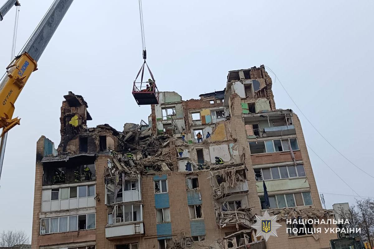 nexta_tv's tweet image. The death toll from the Russian terror attack in Ternopil has risen to 34

Ternopil authorities have confirmed 34 deaths after a Russian missile struck a residential building. According to Deputy Head of the Regional Administration Taras Pastukh, among the victims were four…