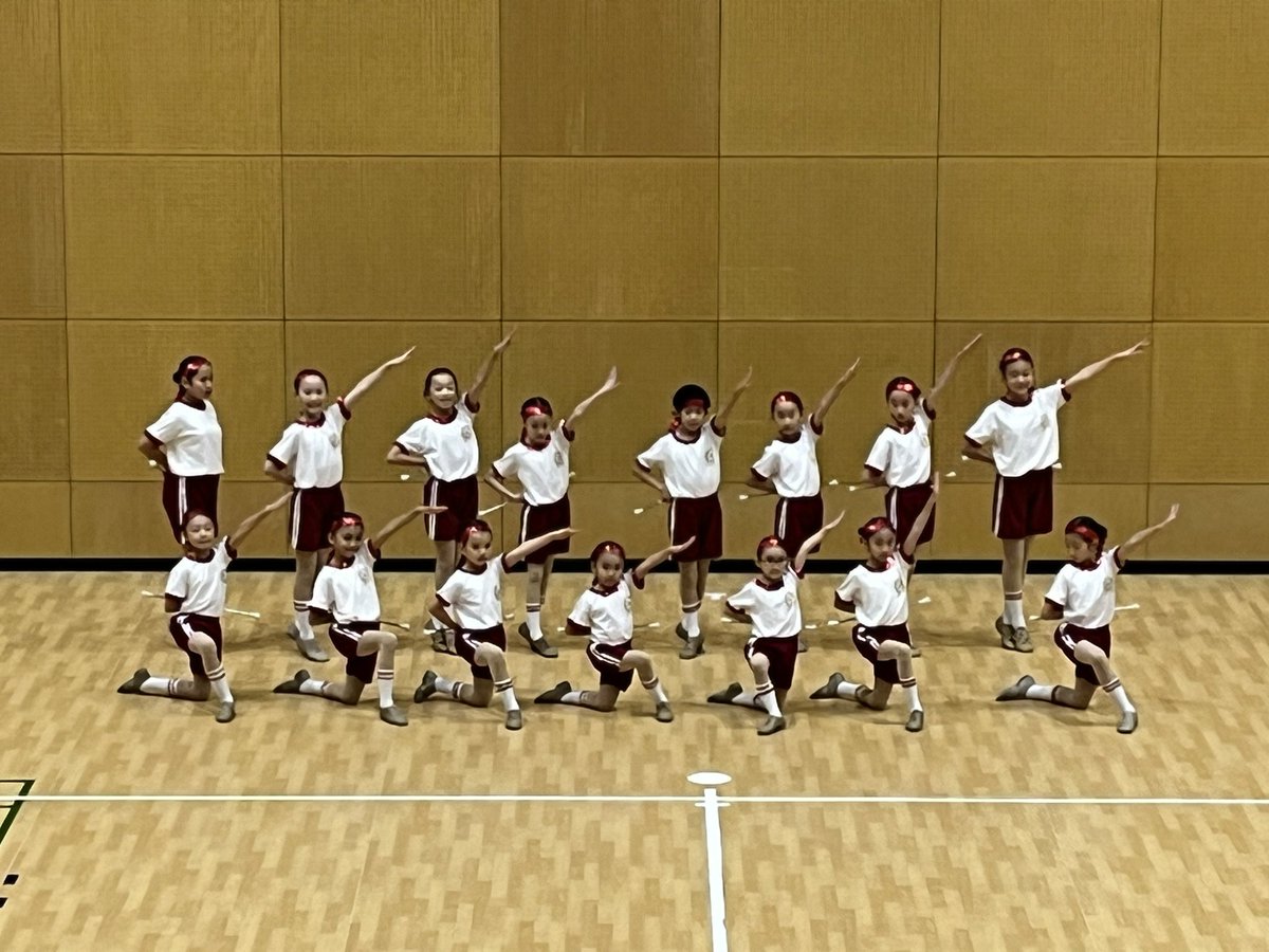 cranegumma's tweet photo. 2025.11.23全国大会リハーサル＆壮行会🎖️
キッズから可愛い応援メッセージカード💖保護者会から衣装モチーフのくま🐻キーホルダーとクレインロゴ入りエコバッグをプレゼント🎁 
最高の笑顔でがんばって！
応援よろしくお願いします📣
#12月7日
#幕張メッセ
#第53回バトントワーリング全国大会 https://t.co/LyMpklkFZz