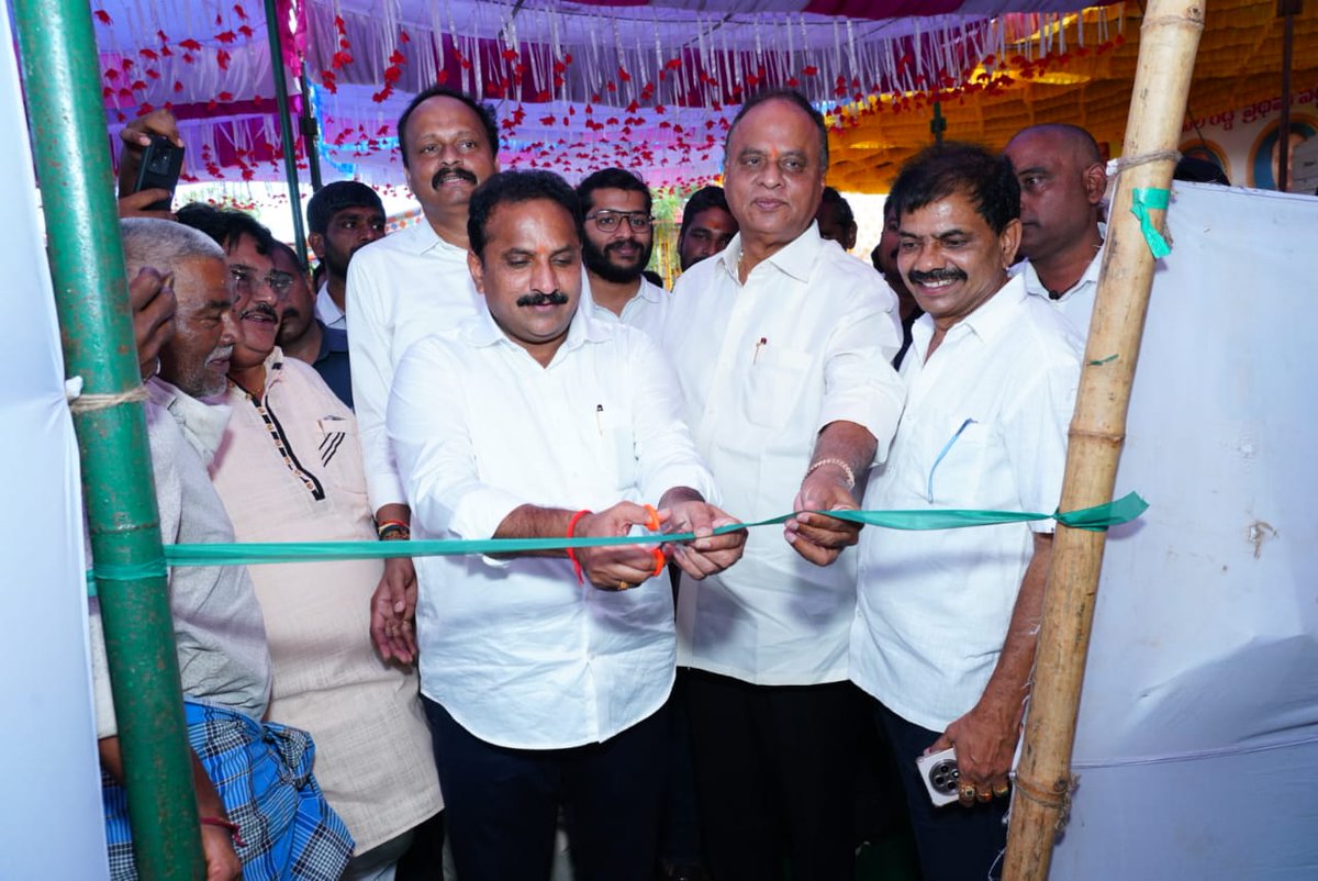 vpr_official_'s tweet image. KVSR చారిటబుల్ ట్రస్ట్ ఆధ్వర్యంలో కూనం వెంకట సుబ్బారెడ్డి గారి 14 వ వర్ధంతి మరియు వారి కుమారుడు అనిల్ రెడ్డి (మాజీ సర్పంచ్) గారి మొదటి వర్ధంతి సందర్భంగా ఉలవపాడు మండలం బద్దిపూడి గ్రామంలో నిర్వహించిన ఉచిత మెడికల్ క్యాంప్ లో కందుకూరు ఎమ్మెల్యే ఇంటూరి నాగేశ్వరరావు గారితో కలిసి…