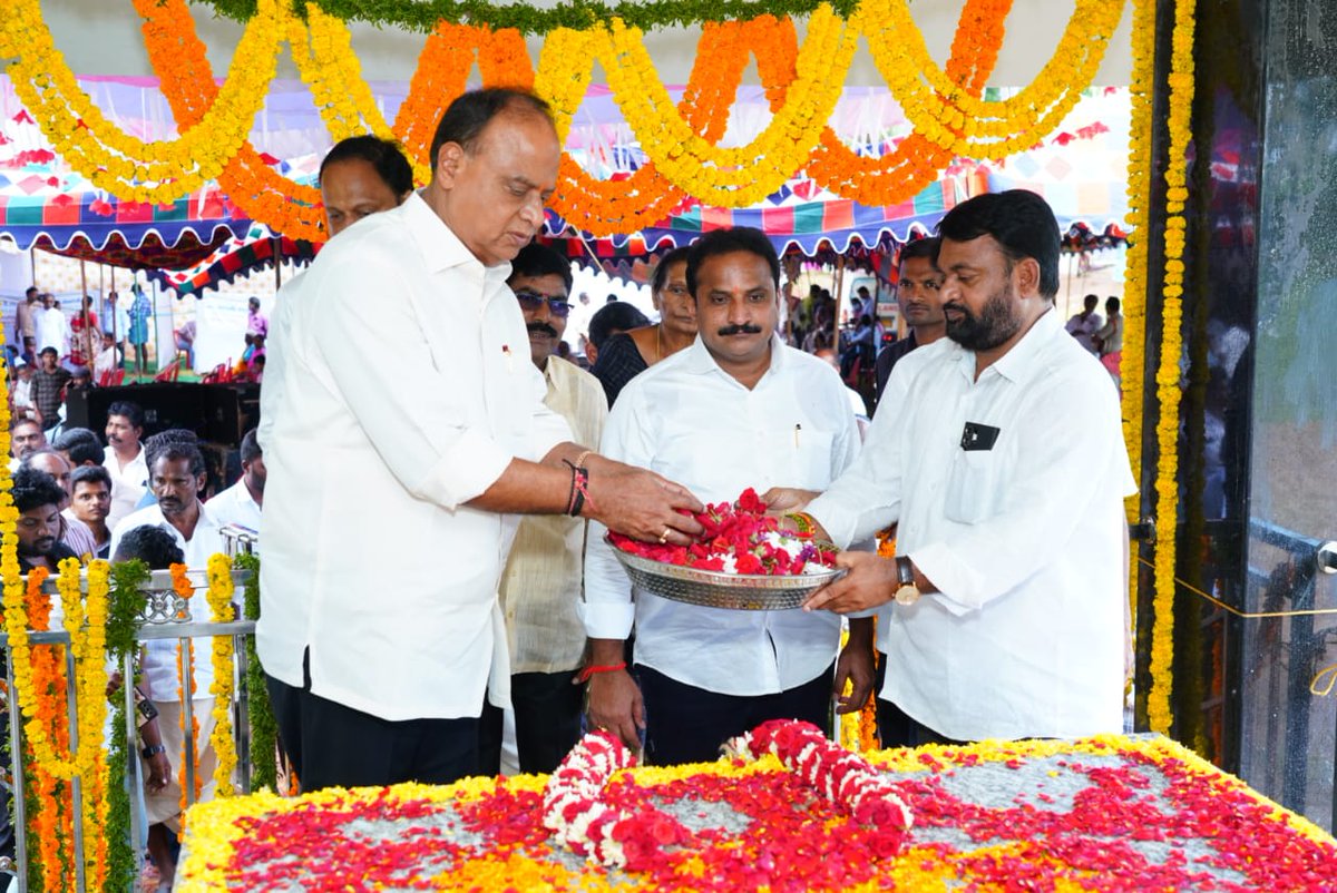 vpr_official_'s tweet image. KVSR చారిటబుల్ ట్రస్ట్ ఆధ్వర్యంలో కూనం వెంకట సుబ్బారెడ్డి గారి 14 వ వర్ధంతి మరియు వారి కుమారుడు అనిల్ రెడ్డి (మాజీ సర్పంచ్) గారి మొదటి వర్ధంతి సందర్భంగా ఉలవపాడు మండలం బద్దిపూడి గ్రామంలో నిర్వహించిన ఉచిత మెడికల్ క్యాంప్ లో కందుకూరు ఎమ్మెల్యే ఇంటూరి నాగేశ్వరరావు గారితో కలిసి…