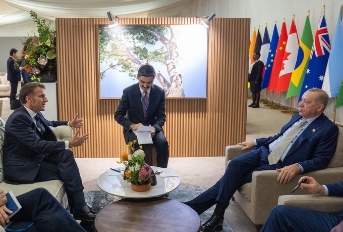 مرکز ارتباطات ریاست‌جمهوری ترکیه، روز یک‌شنبه، ۲۳ نوامبر با انتشار بیانیه‌ای اعلام کرد که رجب طیب اردوغان، رئیس‌جمهور ترکیه که برای شرکت در اجلاس سران گروه ۲۰ در جمهوری آفریقای جنوبی حضور دارد، با امانوئل مکرون، رئیس‌جمهور فرانسه، دیدار و گفت‌وگو کرد.

در این دیدار، روابط دوجانبه