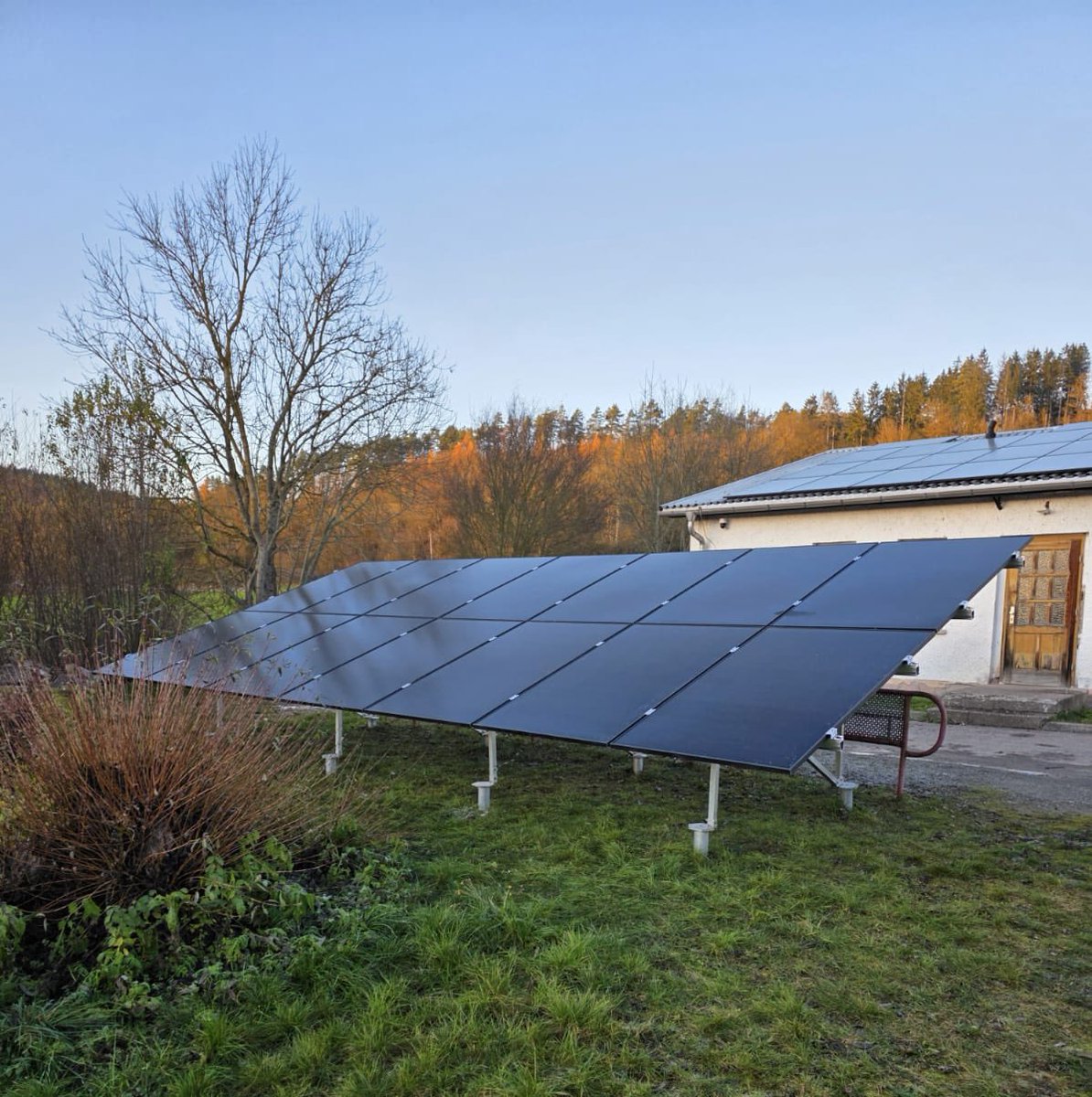 MandaSolar's tweet photo. Eine kleine #Freiflächenphotovoltaik-Anlage - genehmigungsfrei - mit #SOLYCO-Modulen 480 Watt, Unterkonstruktion von #K2Systems und #Schraubpfundament der #DEUSAG … ja, #wirmachendas https://t.co/YKhRmBDYrP