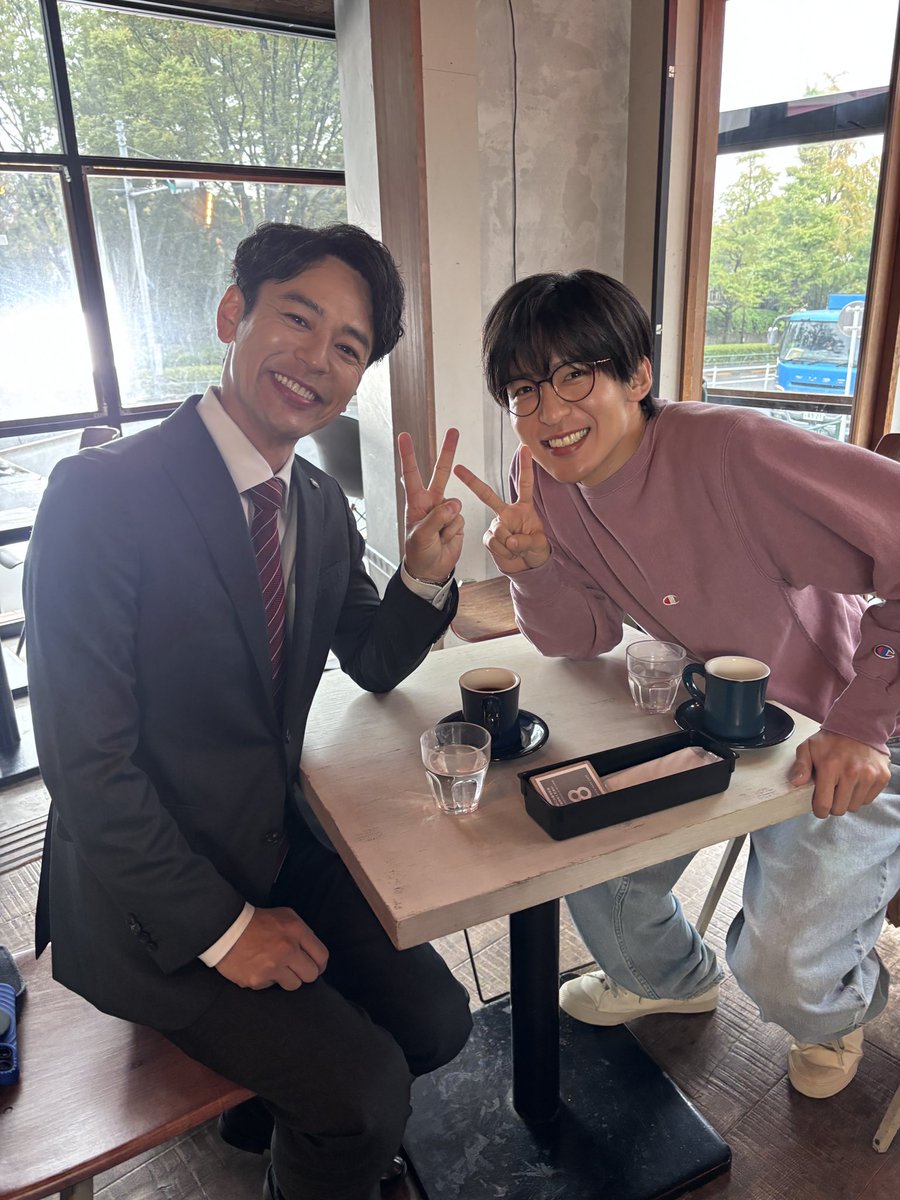 royalfamily_tbs's tweet image. 本編ではシリアスな雰囲気だった
カフェシーンでのお二人✌️

第7話はこのあと9時から放送です！

#ロイヤルファミリー
#妻夫木聡
#目黒蓮

🐎第𝟕話𝟏𝟏月𝟐𝟑日放送🌿
日曜劇場『ザ・ロイヤルファミリー』