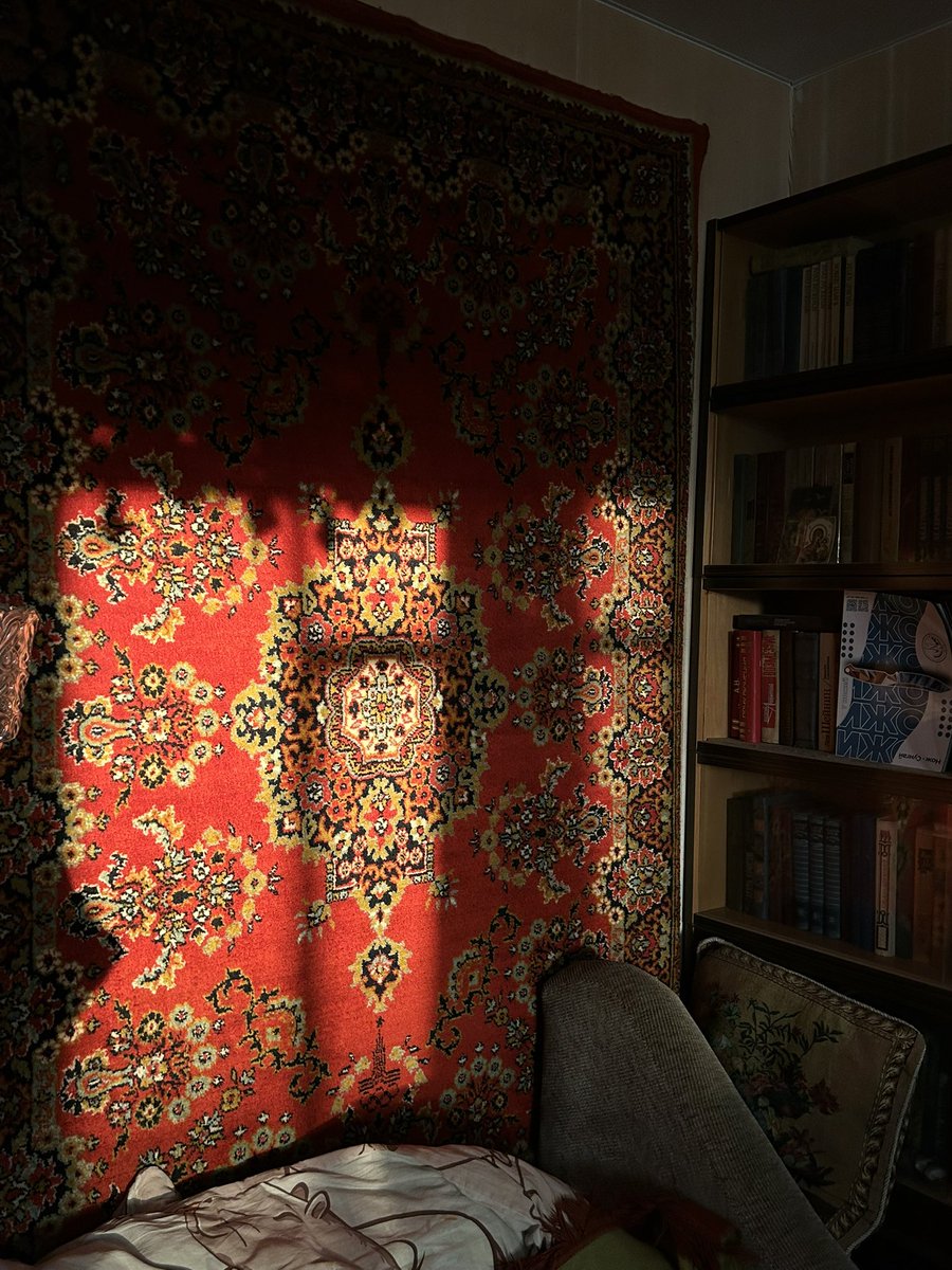 Слева - моя комната когда-то давно до переезда
Справа - после 
Поймала на днях себя на мысли, что уехала из дома, где выросла, но все равно оказалась в обстановке детства