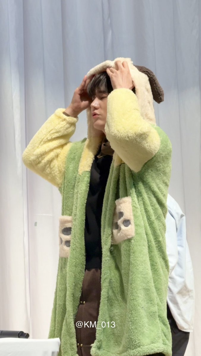 notdeepikacarla's tweet image. i need them to stop putting kyu in cute outfits and princess accessories like what about one&apos;s mental health what about one&apos;s sanity what about thinking the unthinkable what about being able to see him but not squeeze him what about painstakingly trying to be normal about him